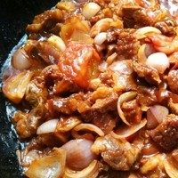 土豆炖牛肉,等到肉烂,汤汁粘稠就可以调味出锅了。