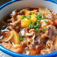 土豆炖牛肉,营养丰富,颜色诱人,很下饭的一道菜。