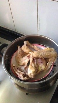 新疆椒麻鸡,先将鸡肉煮熟或者蒸熟都行,整只下锅的话时间会长些,建议分块下锅。