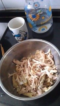 新疆椒麻鸡,凉透了的鸡肉可以开始用手撕了，撕大撕小凭个人喜好吧，我喜欢细点的反正，因为更入味嘛！