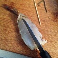 面包糠炸虾,沿虾背对半切开