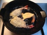 面包糠炸虾,中火慢炸，变黄即可