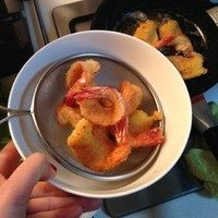 面包糠炸虾,滤油