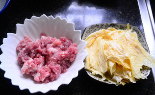 腐竹肉丸子汤,准备食材,<a style='color:red;display:inline-block;' href='/shicai/ 468'>腐竹</a>提前用冷水浸泡变软。