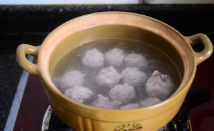 腐竹肉丸子汤,放入肉圆小火慢煮20分钟。