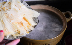 腐竹肉丸子汤,放入腐竹继续煮10分钟。