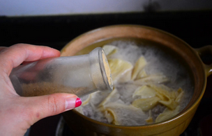 腐竹肉丸子汤,调入少许白胡椒粉。