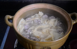 腐竹肉丸子汤,出锅。