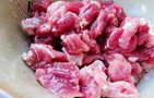 黑椒牛肉串,<a style='color:red;display:inline-block;' href='/shicai/ 10098'>鲜牛肉</a>冲洗后，改刀切小块；