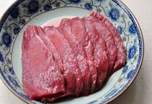 红烧鹿肉片 ,将鹿肉放清水洗净,泡30分钟后取出切大片,用1大匙<a style='color:red;display:inline-block;' href='/shicai/ 718'>料酒</a>腌制20分钟;