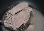 红烧鹿肉片 ,变色后,待血水浮在表面,水烧开后捞出