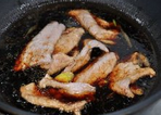 红烧鹿肉片 ,汤烧开后,下鹿肉