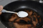 红烧鹿肉片 ,加少许盐、糖调味;盖上锅盖,文火煨炖15分钟左右