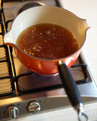 爱尔兰炖羊肉,在锅内加热<a style='color:red;display:inline-block;' href='/shicai/ 39842'>牛肉高汤</a>至微沸,将羊肉放入汤锅内待用