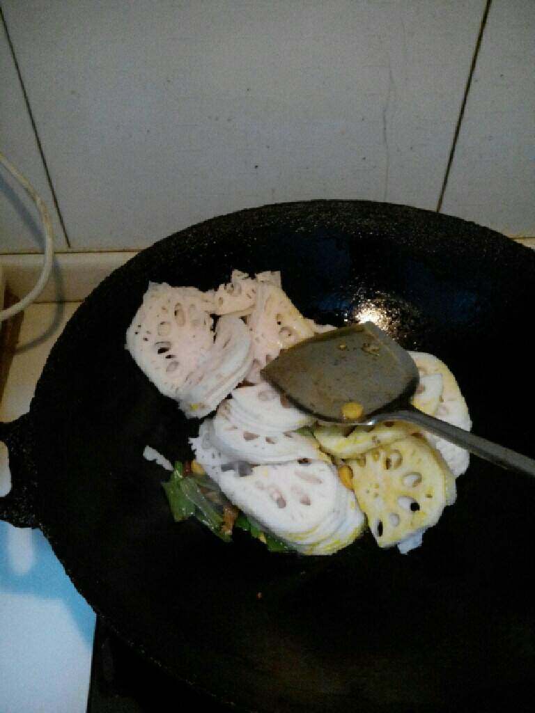 炒藕片,将切好的藕放入锅中