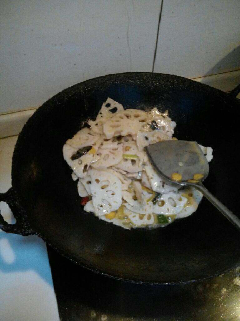 炒藕片,炒一会后放入醋，辣椒酱加一点水煮一会