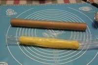 可可狮子饼干,一半整形成圆柱状,这里有个小技巧,包上保鲜膜再放进保鲜膜的纸筒里就可以轻松整形成圆柱状了,放冷冻室待用