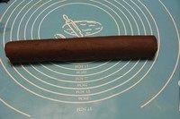 可可狮子饼干,可可面团刷一层蛋液,再把原味面团放上去裹紧成圆柱状