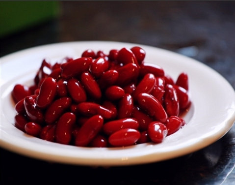 红芸豆酱烧猪蹄 ,锅里加<a style='color:red;display:inline-block;' href='/shicai/ 692'>酱油</a>（生抽和老抽）上色，再放入<a style='color:red;display:inline-block;' href='/shicai/ 866'>冰糖</a>、<a style='color:red;display:inline-block;' href='/shicai/ 2800'>生姜</a>、<a style='color:red;display:inline-block;' href='/shicai/ 695'>八角</a>、<a style='color:red;display:inline-block;' href='/shicai/ 135'>茴香</a>、<a style='color:red;display:inline-block;' href='/shicai/ 710'>桂皮</a>，可以加一个干红辣椒；