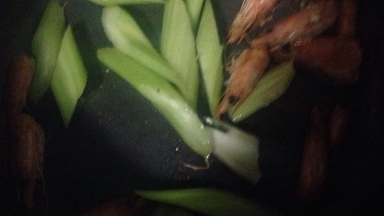 西芹炒虾仁,倒入西芹 略翻炒