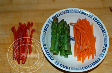 培根蔬菜卷,在胡萝条和芦笋段上撒少许椒盐,拌匀待用