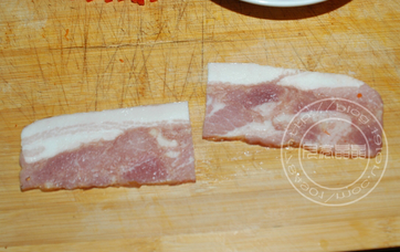 培根蔬菜卷,取<a style='color:red;display:inline-block;' href='/shicai/ 443'>培根</a>,每条切成两段.