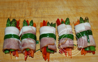 培根蔬菜卷,卷来,用开水烫软的葱捆起来.