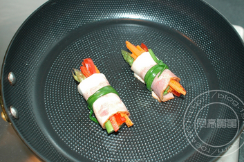 培根蔬菜卷,平底锅里不要放油,直接把培根蔬菜卷放进去,小火煎两面,至培根熟即可.