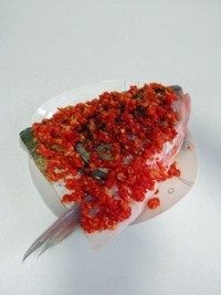 剁椒鱼头,鱼头摆在盘中，将<a style='color:red;display:inline-block;' href='/shicai/ 803'>剁椒</a>均匀的铺在鱼头上面.。