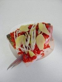 剁椒鱼头,再放上一些姜片和<a style='color:red;display:inline-block;' href='/shicai/ 3250'>葱</a>段。