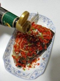 剁椒鱼头,鱼头端出后拣去剁椒上面的姜片和葱段，将盘子里的汤倒掉不用。放上些葱花和细姜丝，淋上<a style='color:red;display:inline-block;' href='/shicai/ 864'>蒸鱼豉油</a>。