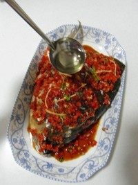 剁椒鱼头,重新起锅，倒油烧至微微冒烟，再将热油淋上鱼头上就好了。