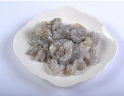 水煮虾滑,虾去头去壳,用牙签或者开背后将虾肠去掉(如果再次冲洗要挤干水)。