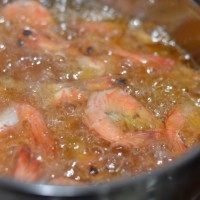 泰味酸辣虾,入油炸制半透明捞出，等油再次冒小泡入虾再次炸制，虾更酥香。