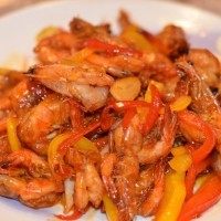 泰味酸辣虾,将虾如果沾满酱汁即可。