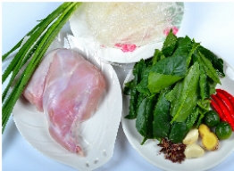 翡翠玉兔,准备好主材料,兔腿用清水漂洗一下,菠菜、<a style='color:red;display:inline-block;' href='/shicai/ 3232'>香葱</a>、鲜红小米辣洗净沥水。