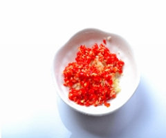 翡翠玉兔,鲜红小米辣切碎,<a style='color:red;display:inline-block;' href='/shicai/ 2794'>大蒜</a>切末。