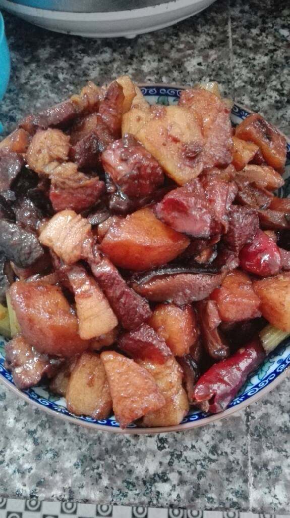 土豆红烧肉,然后放炸好的土豆下去一起闷一会就好了。