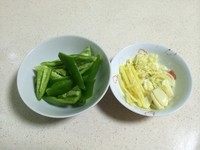 酱爆猪肝,青椒切小块，姜切丝，蒜粒一半切末，一半切片。
