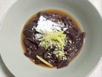 酱爆猪肝,将猪肝捞起沥干水，加<a style='color:red;display:inline-block;' href='/shicai/ 718'>料酒</a>、盐、一半姜丝、蒜末、一点生粉（生粉宁少勿多）拌匀腌10分钟，此为“上浆”，放冰箱冷藏更佳。