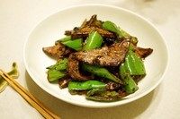 酱爆猪肝,出锅盛放在碟子里。