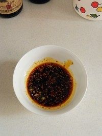 蘸汁肘花,葱、姜、蒜和香菜切成末,放在碗中,加1茶匙醋、1汤匙生抽和2汤匙<a style='color:red;display:inline-block;' href='/shicai/ 852'>辣椒油</a>,拌匀就是蘸汁。