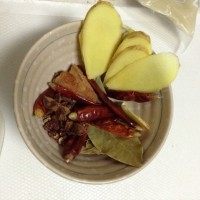 泰式甜辣凤爪,姜片 <a style='color:red;display:inline-block;' href='/shicai/ 695'>八角</a> <a style='color:red;display:inline-block;' href='/shicai/ 741'>香叶</a> <a style='color:red;display:inline-block;' href='/shicai/ 86474'>干辣椒</a> <a style='color:red;display:inline-block;' href='/shicai/ 700'>花椒</a> 一般的大料都来点