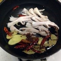泰式甜辣凤爪,冷水把鸡爪和料放入加点盐<a style='color:red;display:inline-block;' href='/shicai/ 718'>料酒</a>煮半小时