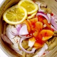 泰式甜辣凤爪,根据个人口味还可以加蜂蜜 把柠檬汁挤进去后把柠檬又切片放入 拌均匀