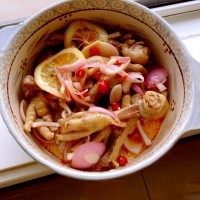 泰式甜辣凤爪,冰箱冷藏一夜 每次拿出来剩余放冰箱冷藏大概三天没问题 甜甜辣辣鸡爪又脆脆的