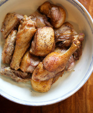 甜杏萝卜炖鸭,将鸭肉各面煎至金黄色待用
