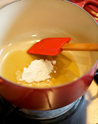 甜杏萝卜炖鸭,在炖锅内加入<a style='color:red;display:inline-block;' href='/shicai/ 519'>面粉</a>