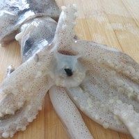 泰式凉拌鱿鱼,处理鱿鱼。
