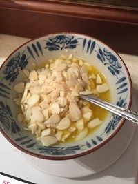 罗马盾牌饼干,20g黄油融化,加入<a style='color:red;display:inline-block;' href='/shicai/ 867'>麦芽糖</a>和糖粉,搅搅搅均匀,加入杏仁碎片20g,拌均匀